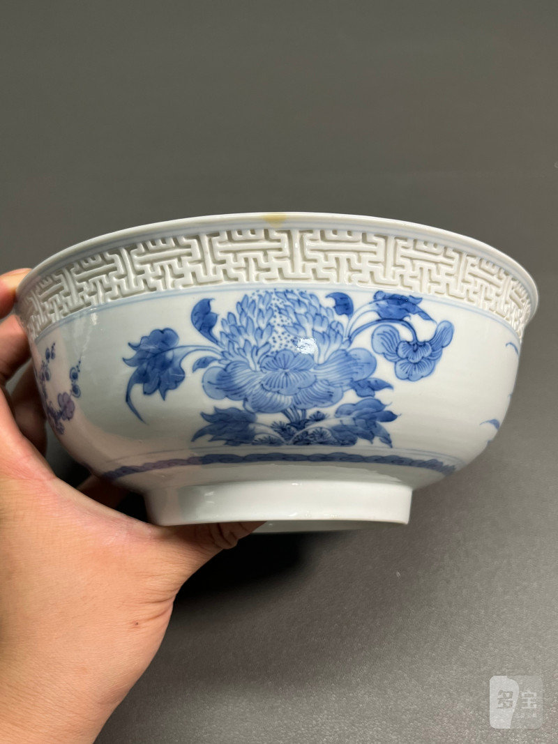 清康熙   青花浮雕回纹外折枝四季花卉内“麻姑献寿”图馒头心碗（一对） - 图18